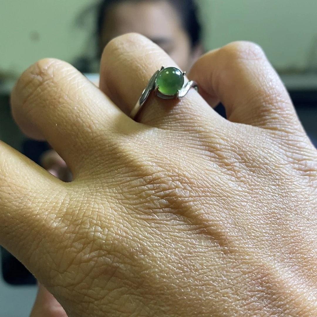 岫玉未镶嵌戒指一个