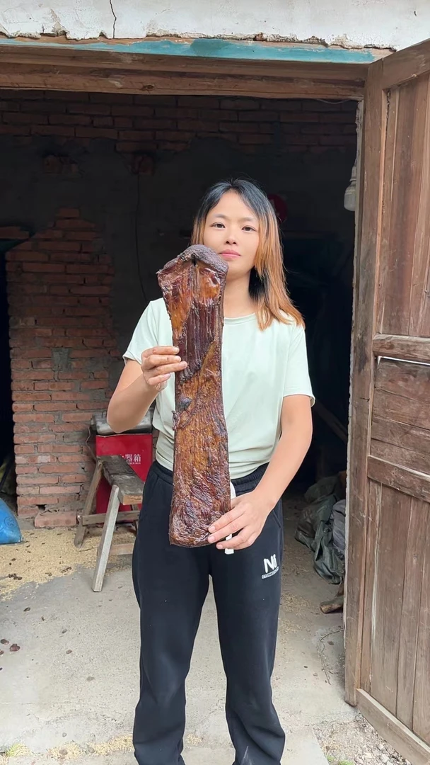 腊肉现称 茶树熏制