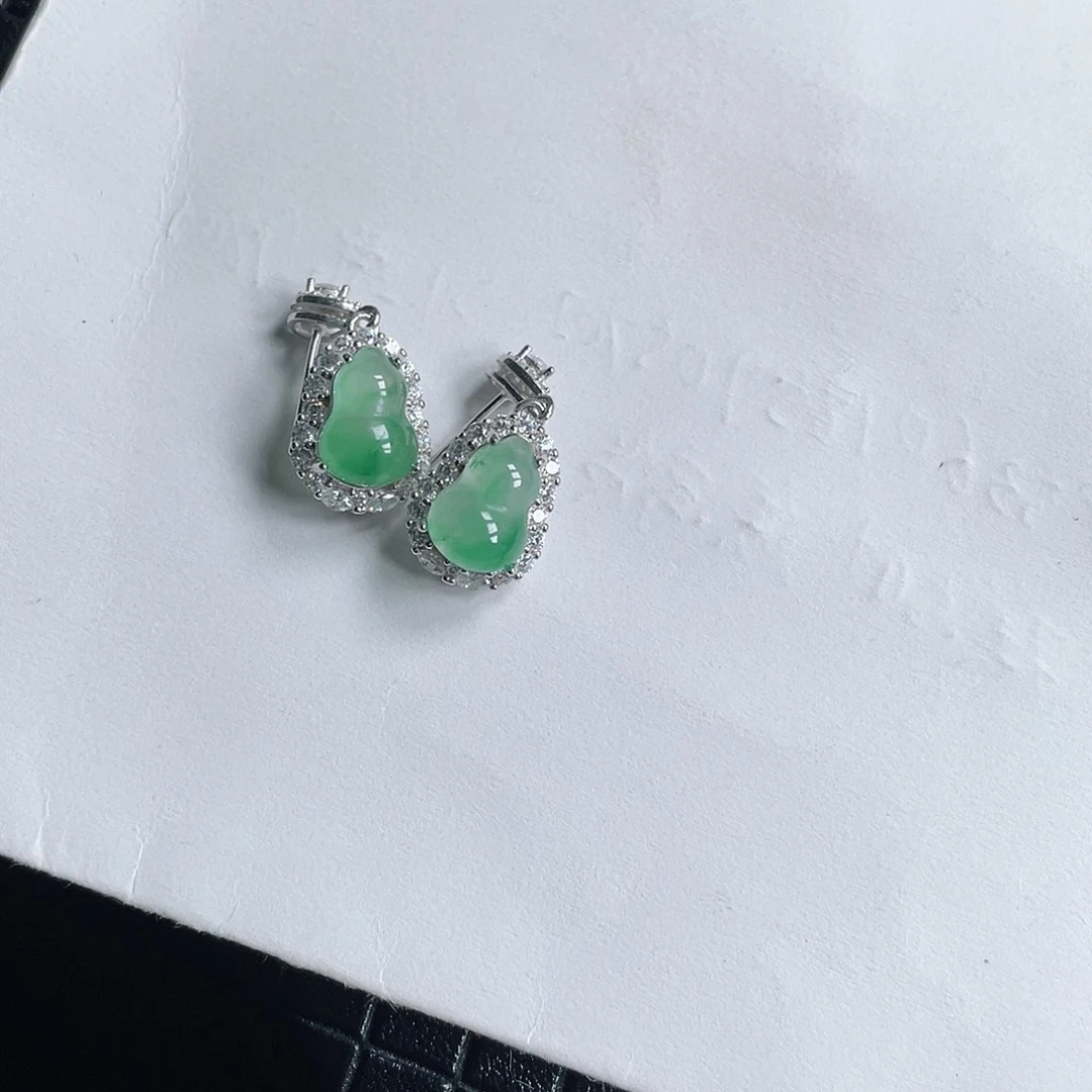 石英质玉耳饰未镶嵌举***月