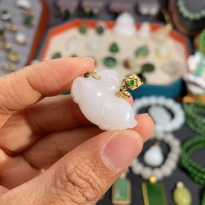 和田玉18K金镶嵌颈饰