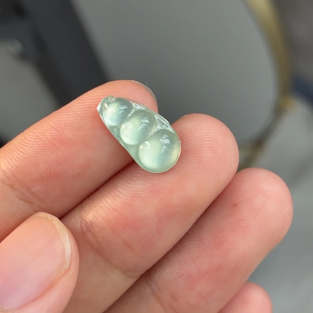 翡翠未镶嵌颈饰豆子