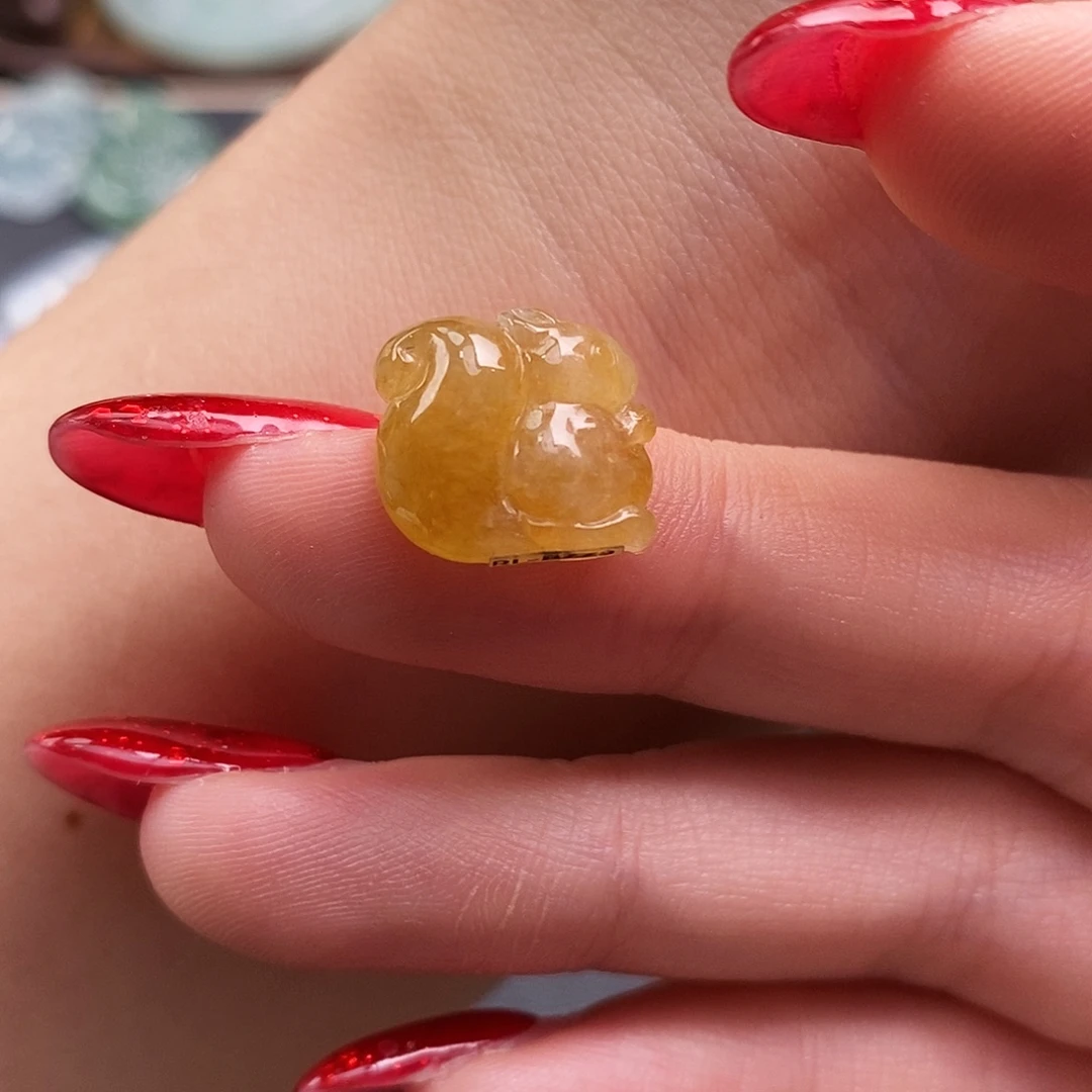 翡翠未镶嵌颈饰松鼠