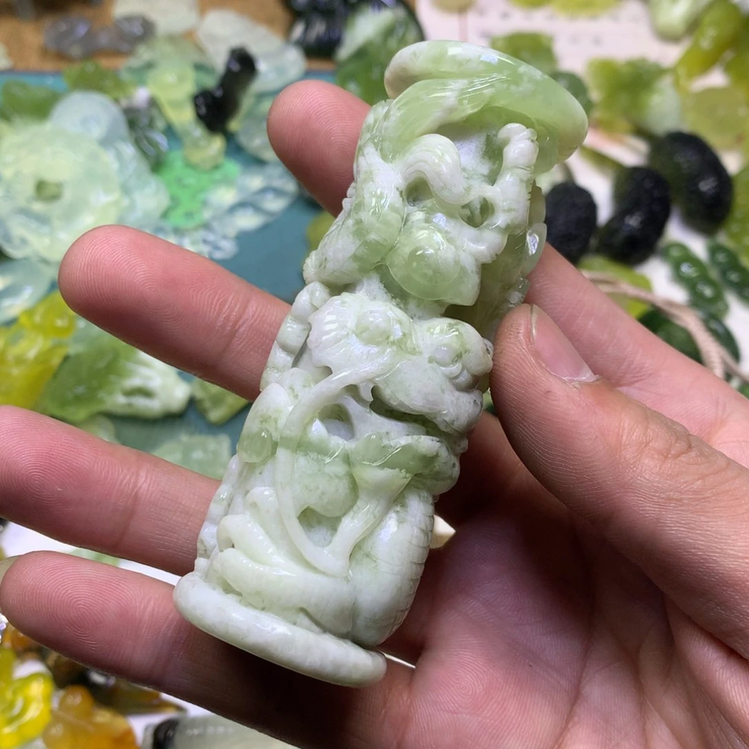 岫玉颈饰未镶嵌龙柱