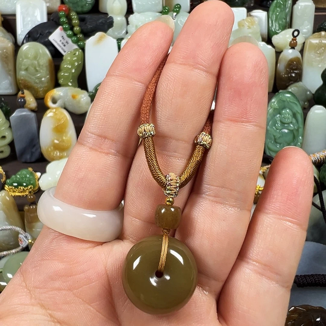 ****7和田玉未镶嵌颈饰