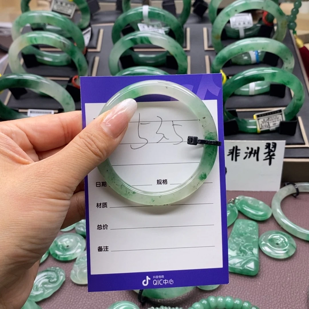 石英质玉手镯未镶嵌不**糖