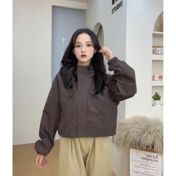 《203》2023新款时尚连帽冲锋衣短款外套女宽松显瘦小个子简约百搭