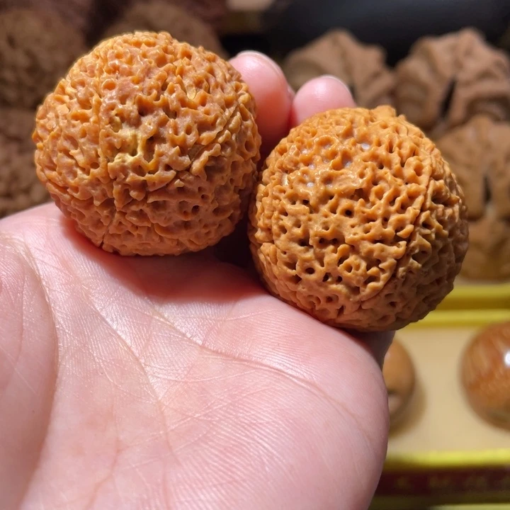 桃核把件反油色差五瓣金刚