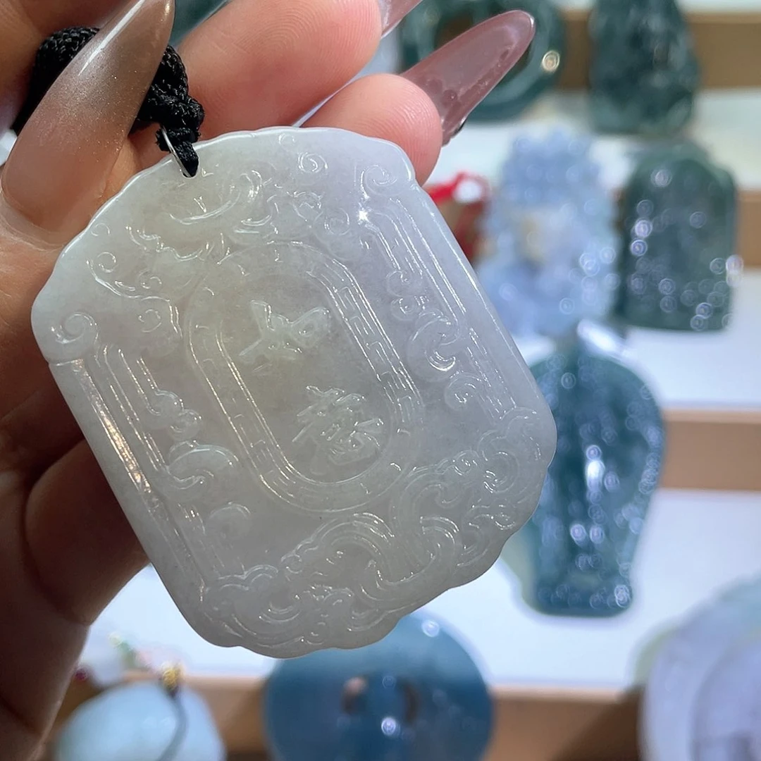 翡翠未镶嵌颈饰如意