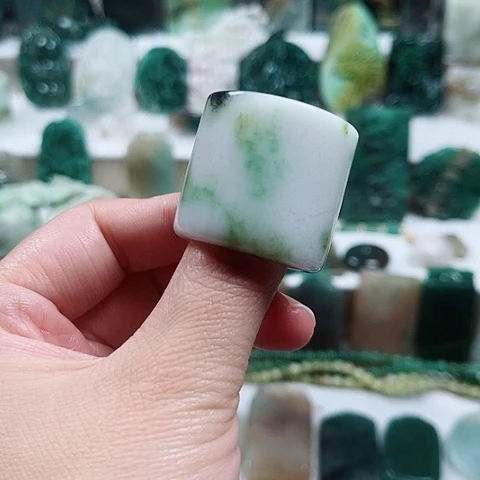 独山玉未镶嵌吊坠