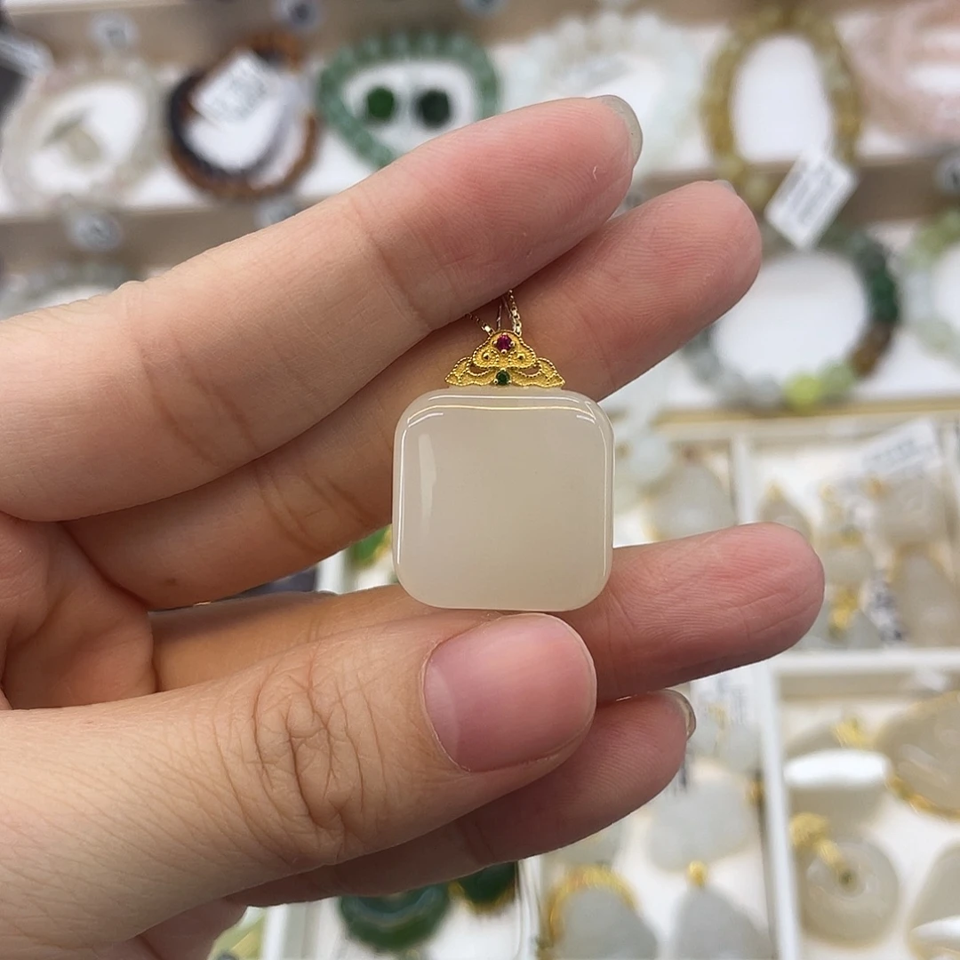 和田玉18K金镶嵌吊坠(赠链)