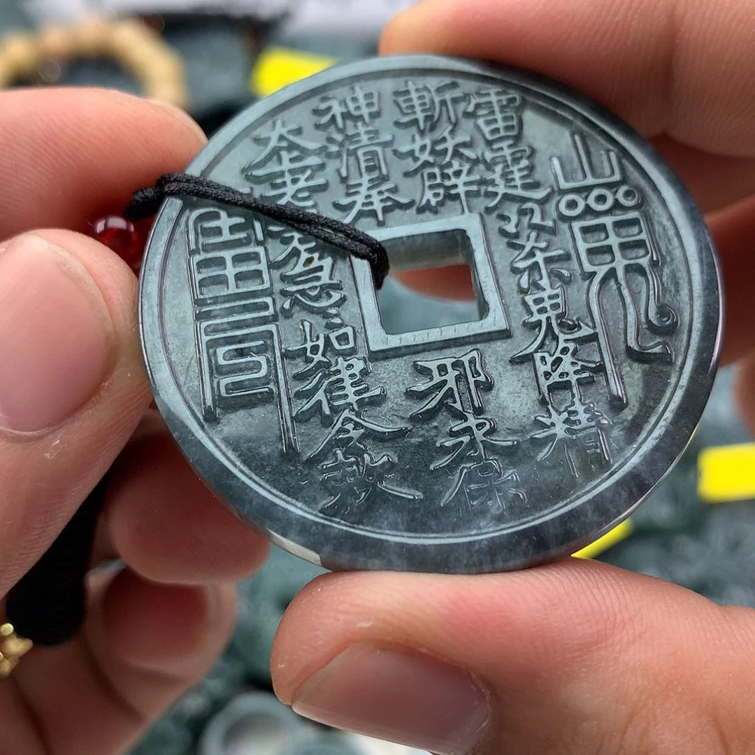 翡翠未镶嵌颈饰山鬼