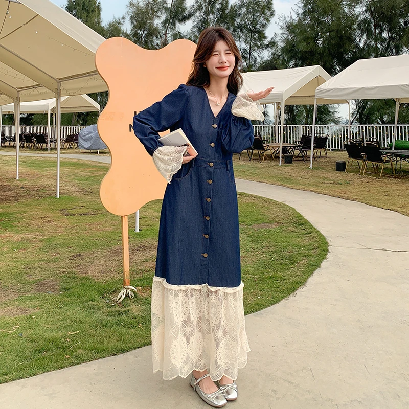 蓝色韩版牛仔拼接单排扣连衣裙女2025春季新款高级感V领蕾丝长裙
