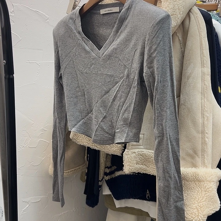 今天新款 灰色磨毛V领打底