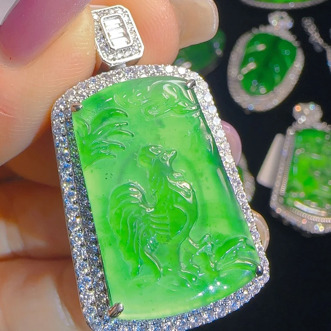 翡翠吊坠(赠链)未镶嵌