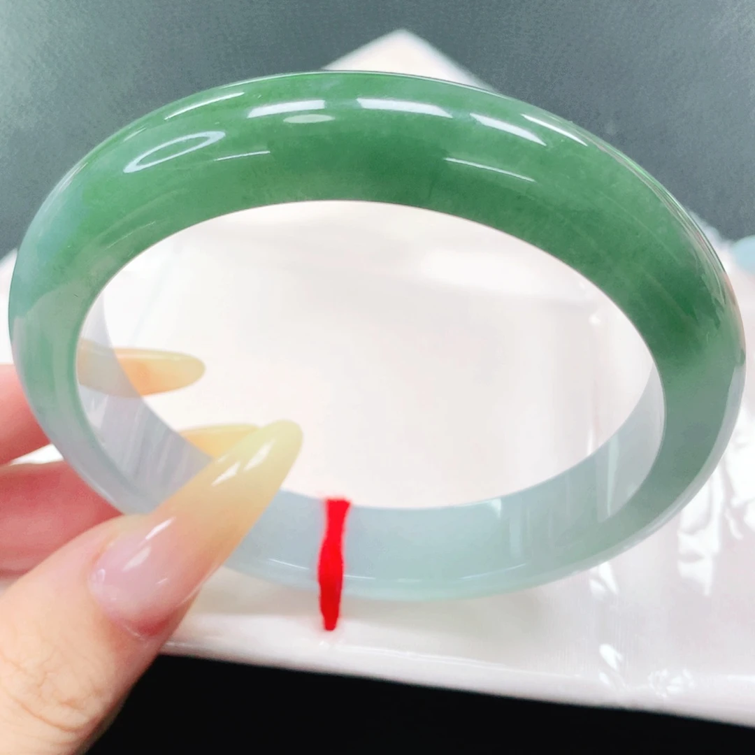 翡翠手镯未镶嵌62。