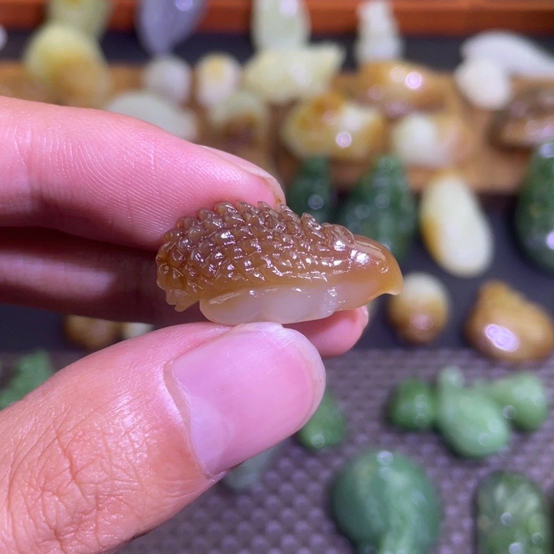 颈饰未镶嵌和田玉且末红糖小刺猬