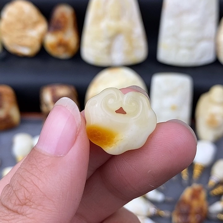 琥珀未镶嵌裸石如意。c873