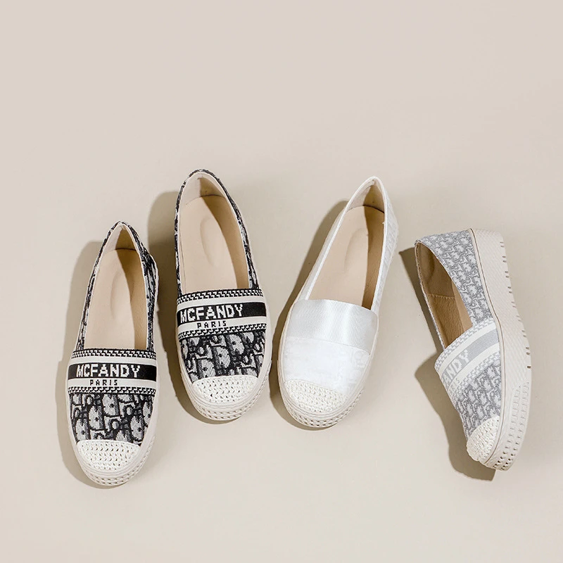 一脚蹬渔夫鞋夏季2025新款小香风刺绣平底草编懒人包头休闲单鞋女