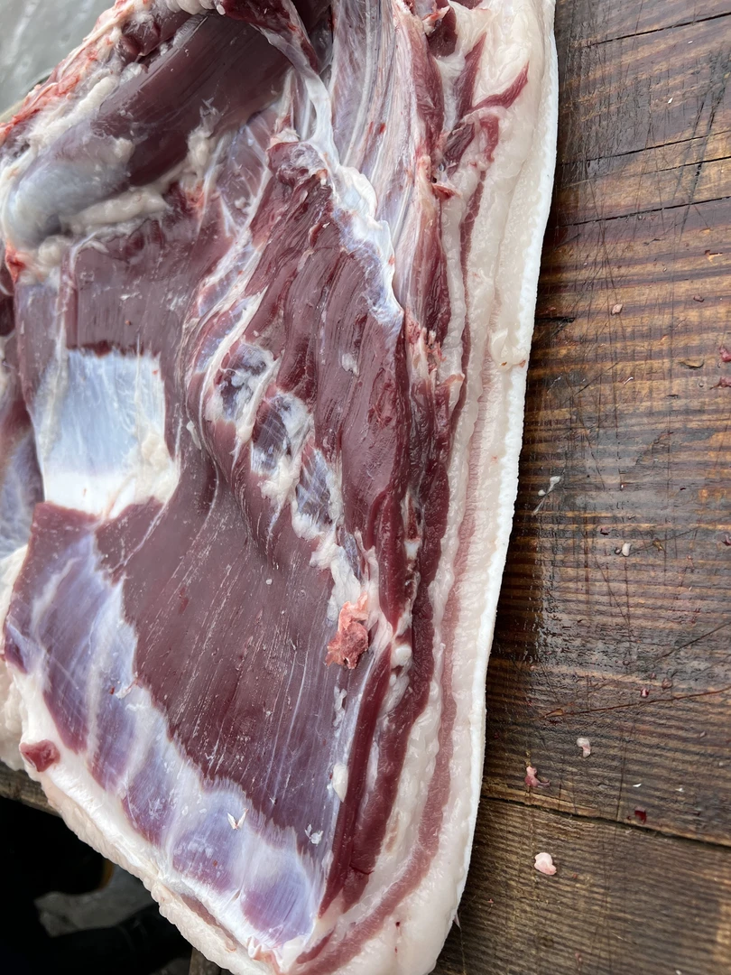 （跑山猪五花肉）大山里放养2年跑山猪，喂蔬菜水果豆腐渣玉米渣！