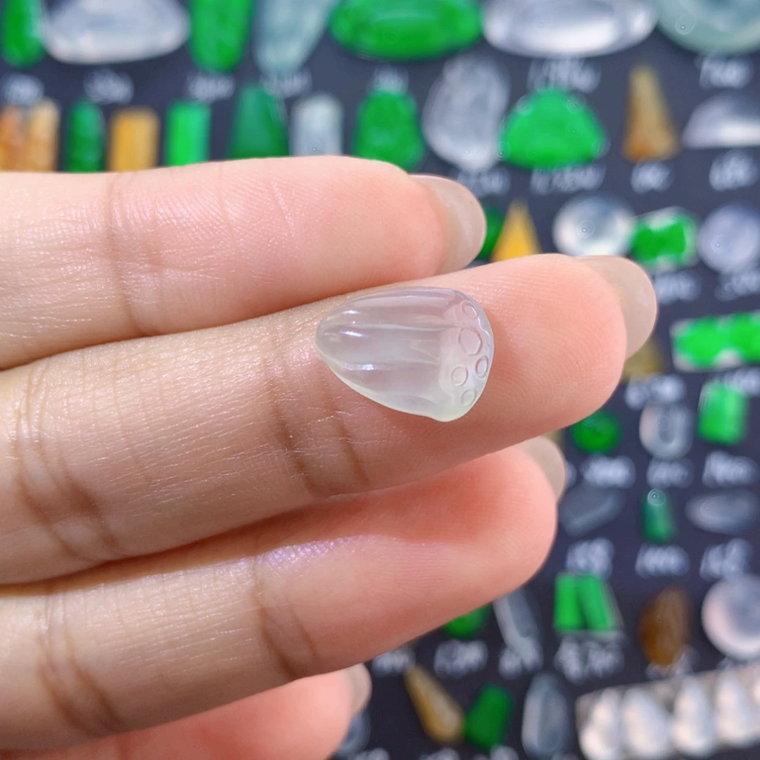 翡翠未镶嵌颈饰莲蓬