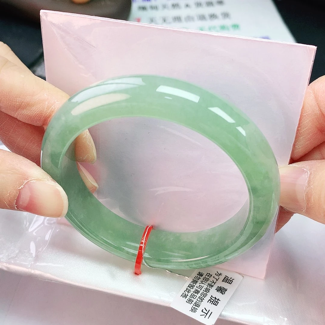 翡翠手镯未镶嵌56圈
