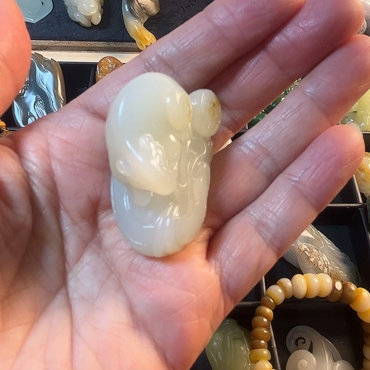 和田玉未镶嵌把件