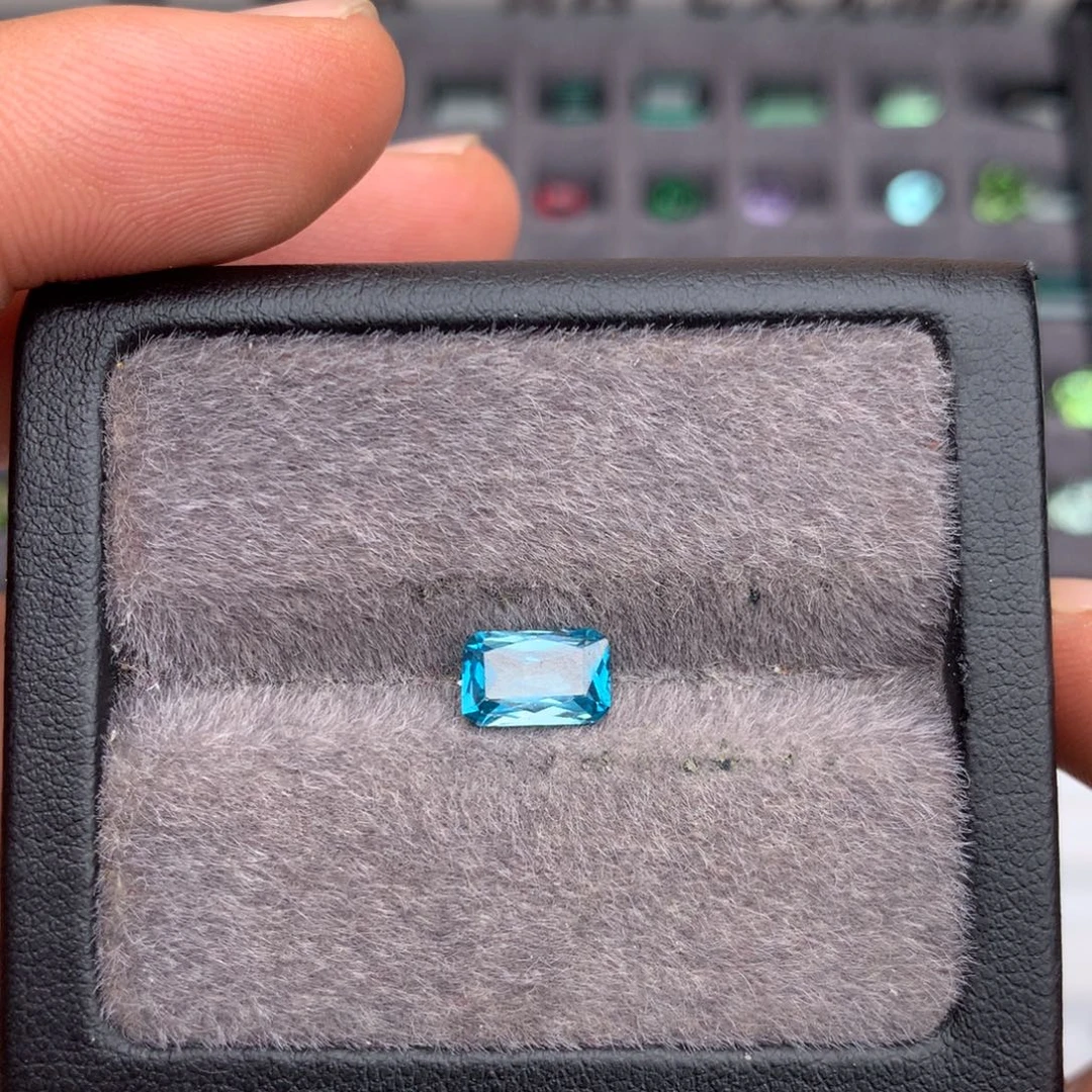 天然锆石未镶嵌1.83克拉全净无暇风信子