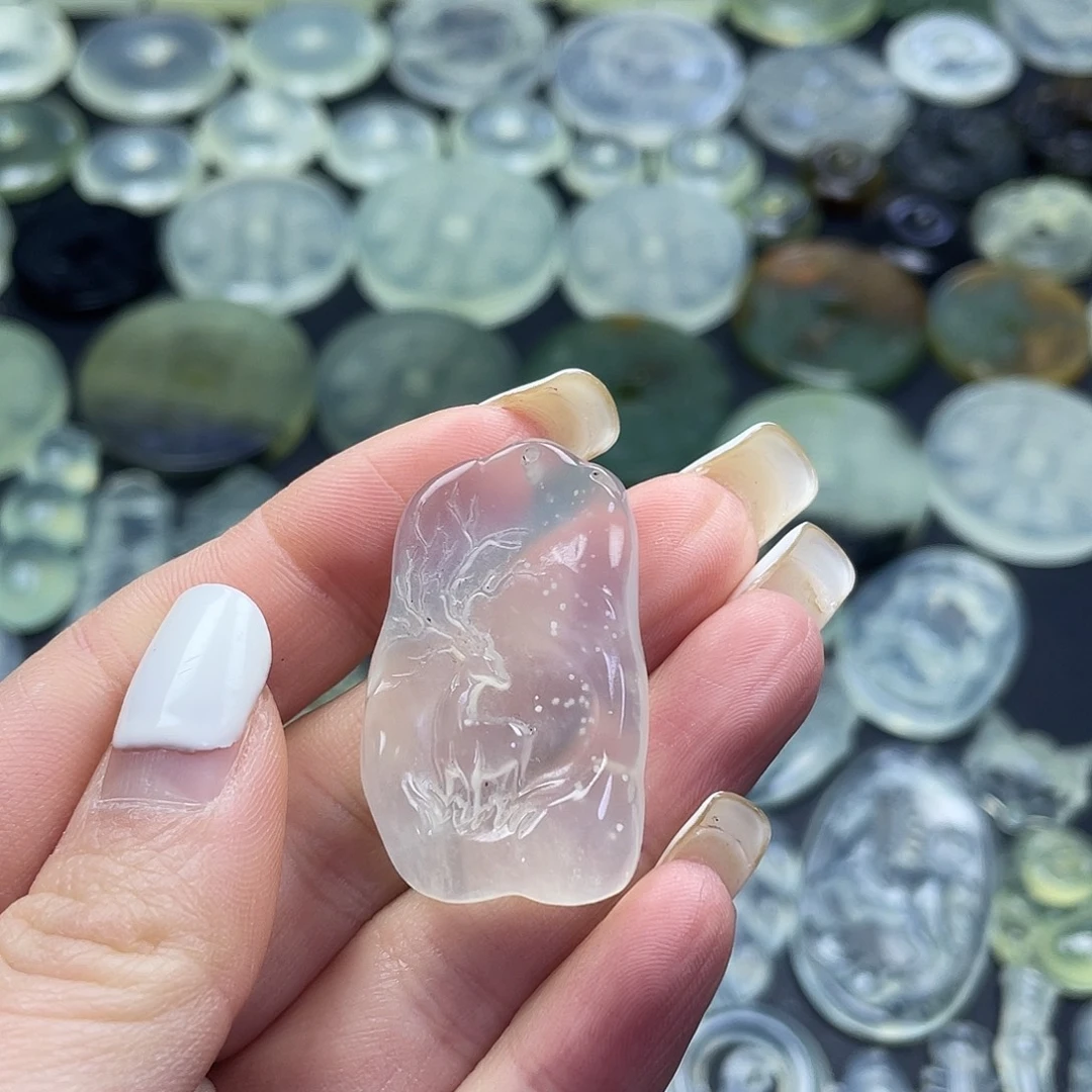 岫玉未镶嵌颈饰一鹿有你