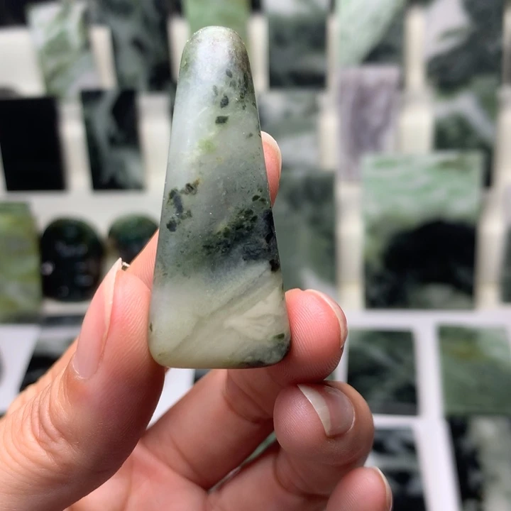 独山玉颈饰未镶嵌