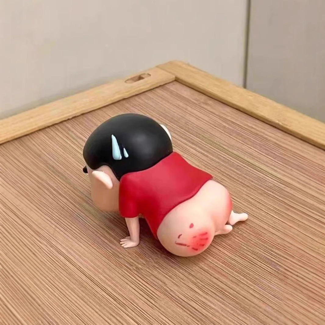 【艺凡】emo小新手办光pp挨揍蜡笔小新桌面车载摆件可爱潮玩公仔创