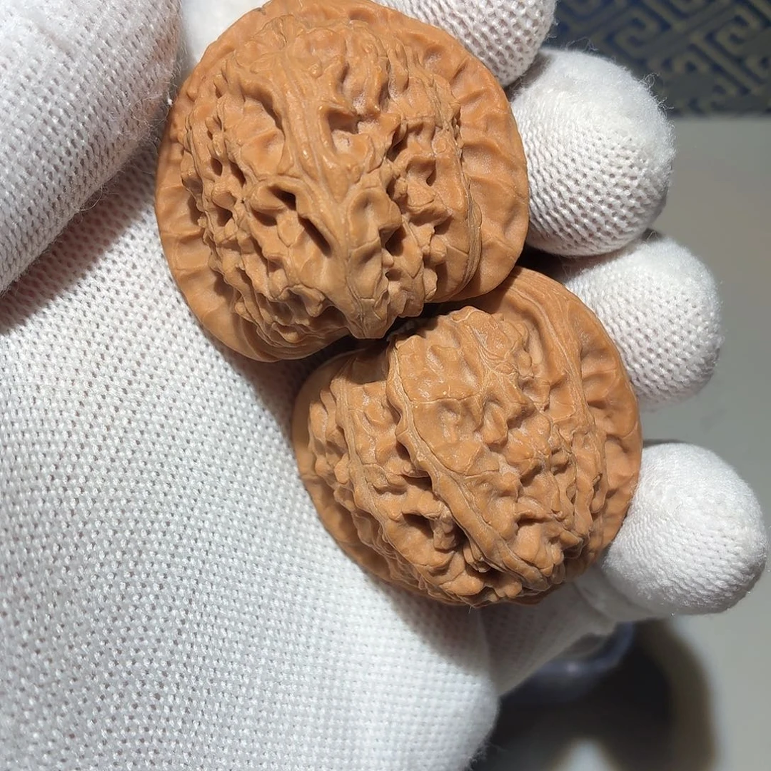 文玩核桃吊坠白狮子