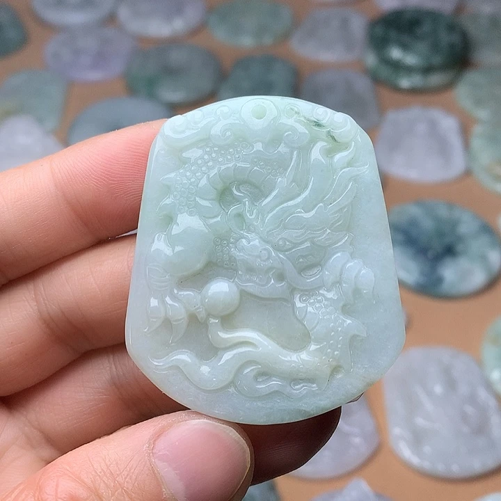 翡翠未镶嵌颈饰龙牌