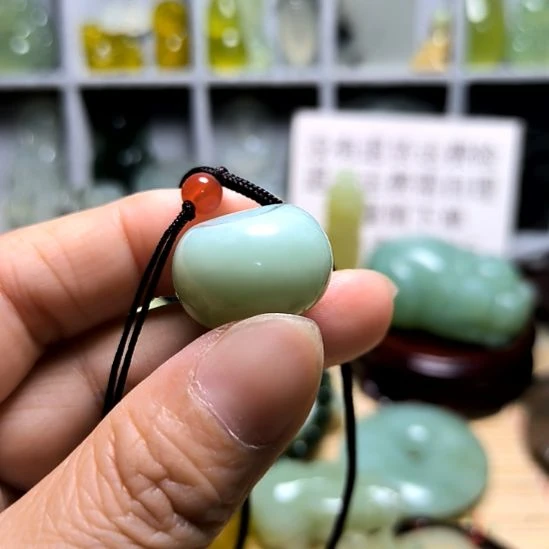 小***妮蛇纹石玉未镶嵌颈饰