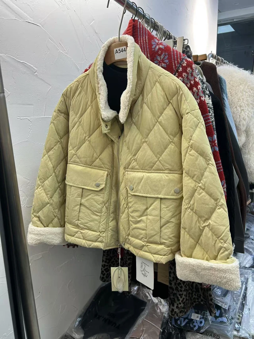 嫩黄色棱格拼接毛毛洋气羽绒服