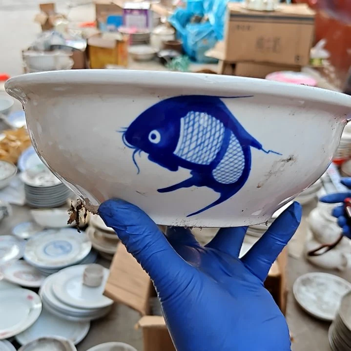 瓷片盘子碗茶壶啥都有