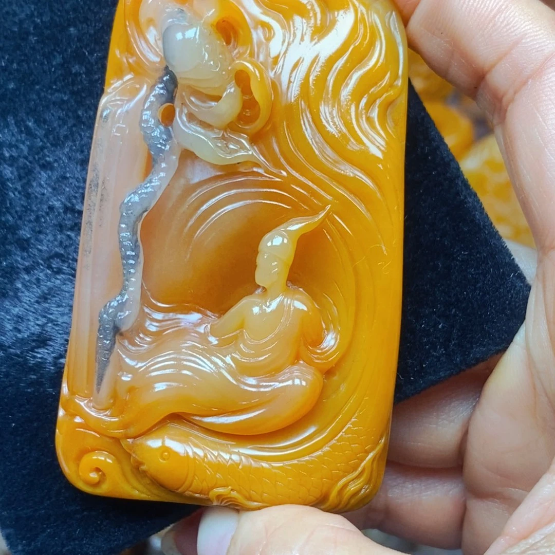 未镶嵌石英质玉（黄龙玉）颈饰