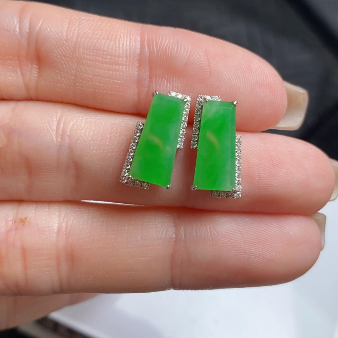 翡翠18K金镶嵌耳饰阳绿小无事牌耳钉