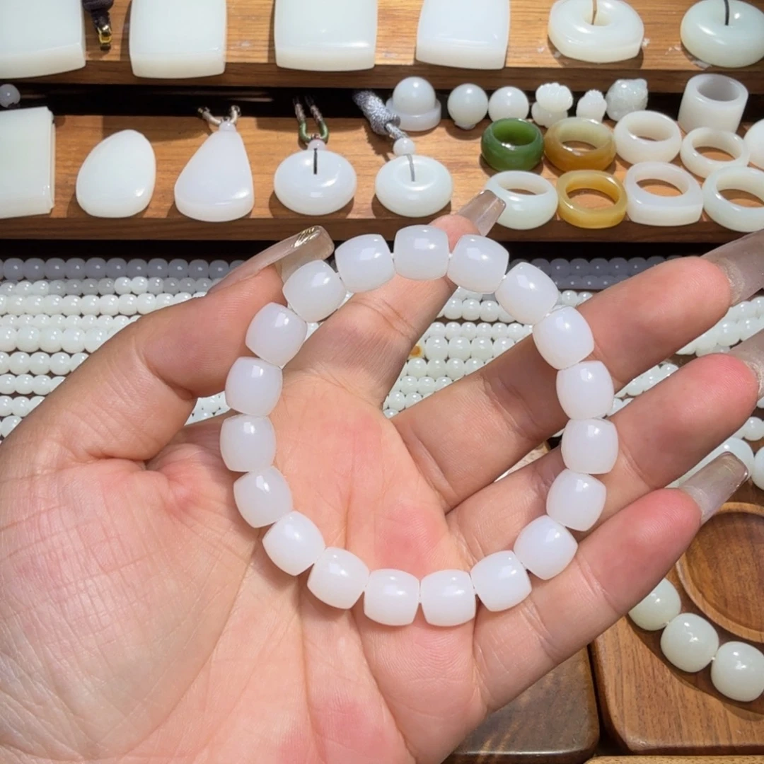 S***a和田玉未镶嵌颈饰