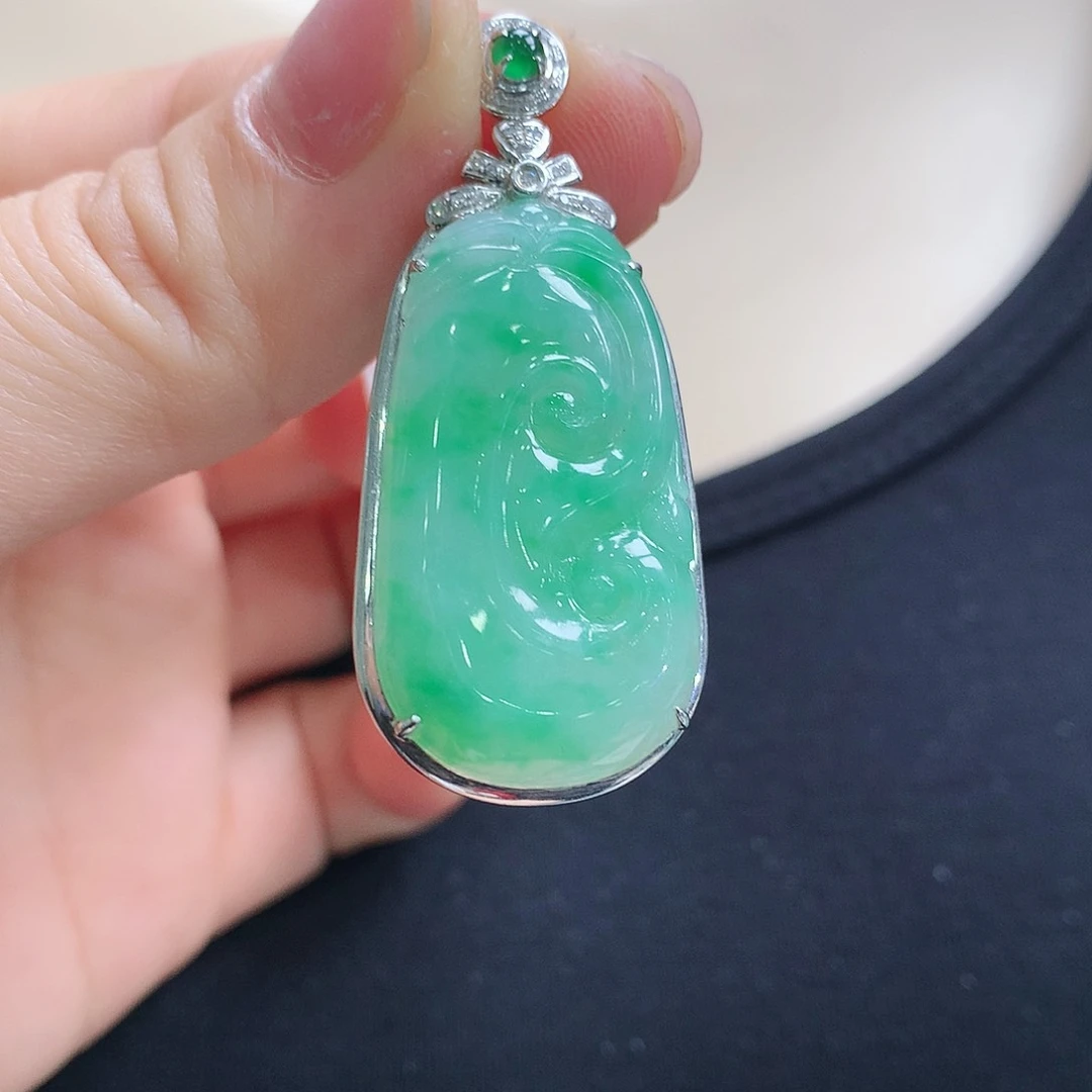 翡翠颈饰18K金镶嵌如意