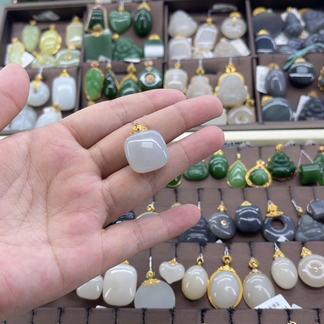 和田玉18K金镶嵌吊坠(赠链)