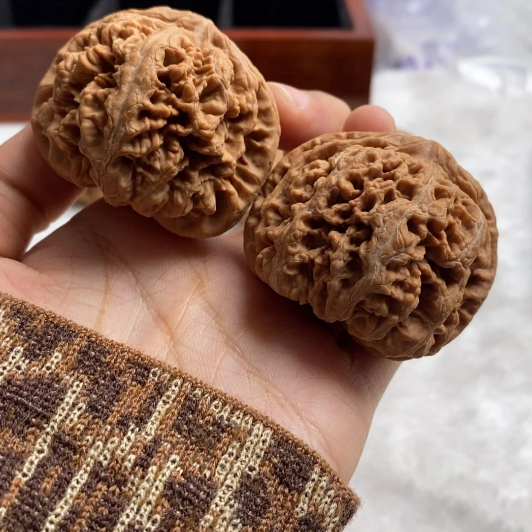 文玩核桃吊坠美**方粗筋