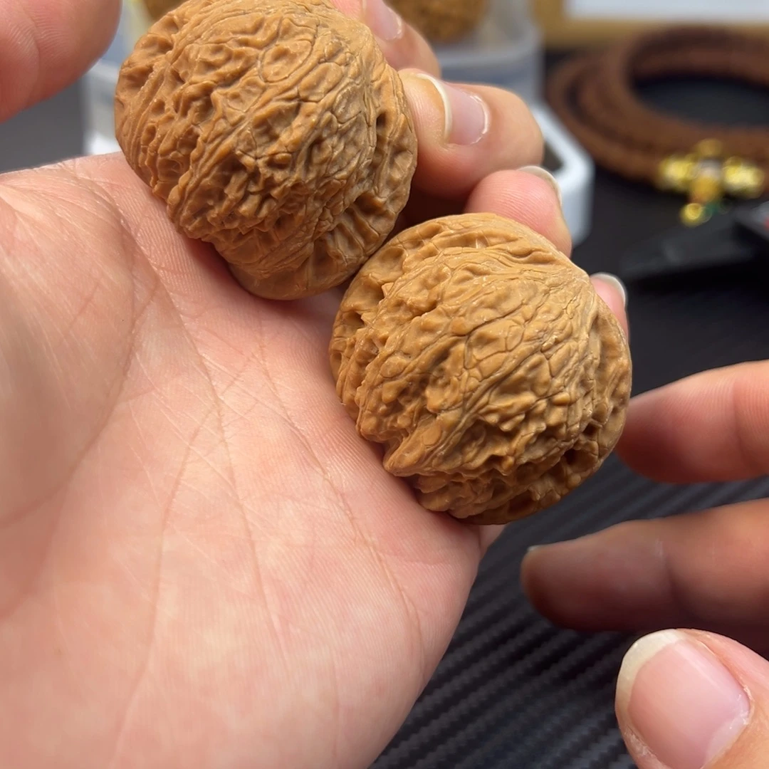 把件文玩核桃43绣球（微黄）01