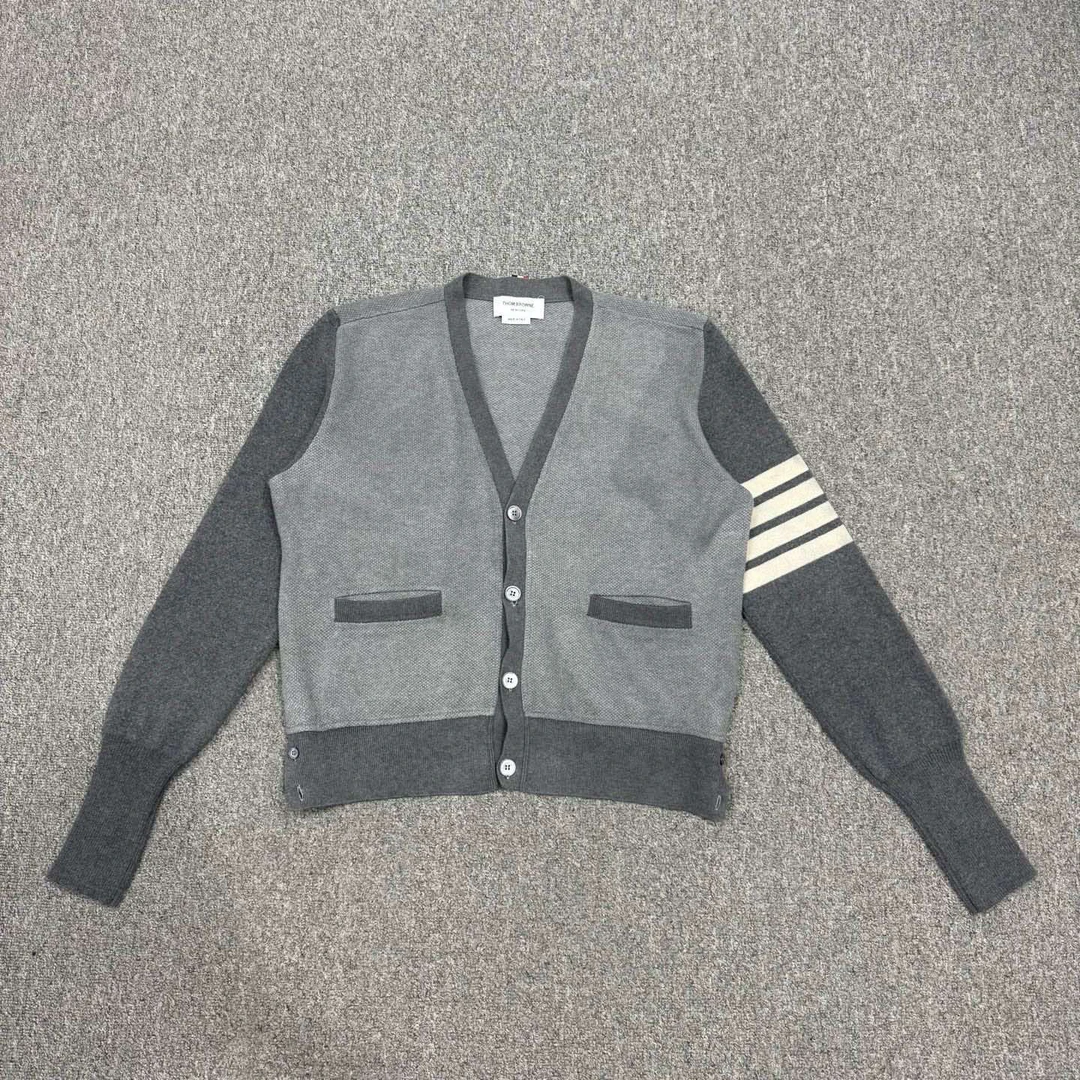 99新 THOMBROWNE 14501035新款灰色四条纹拼色开衫 4码99新
