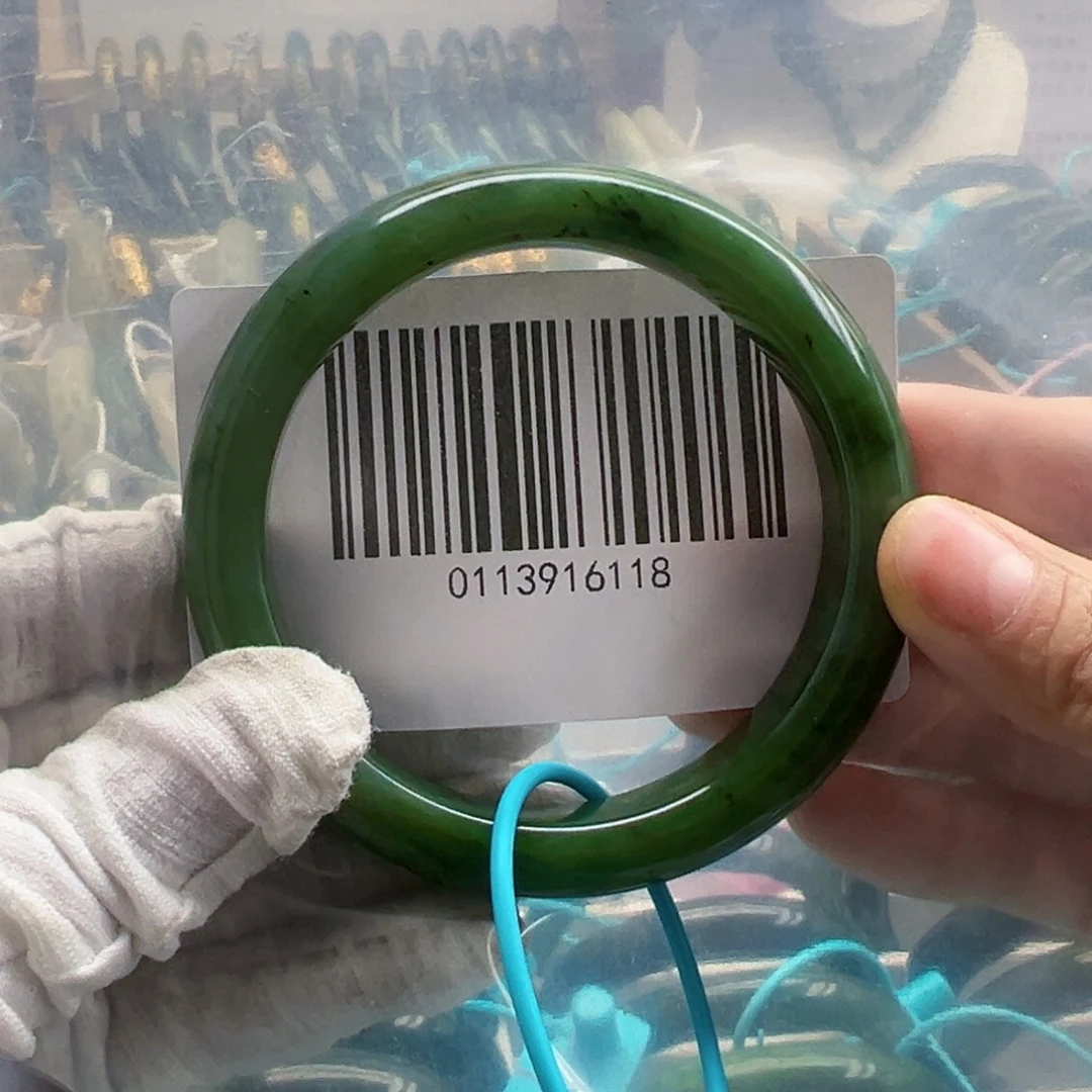 沐****和田玉未镶嵌手镯微瑕60