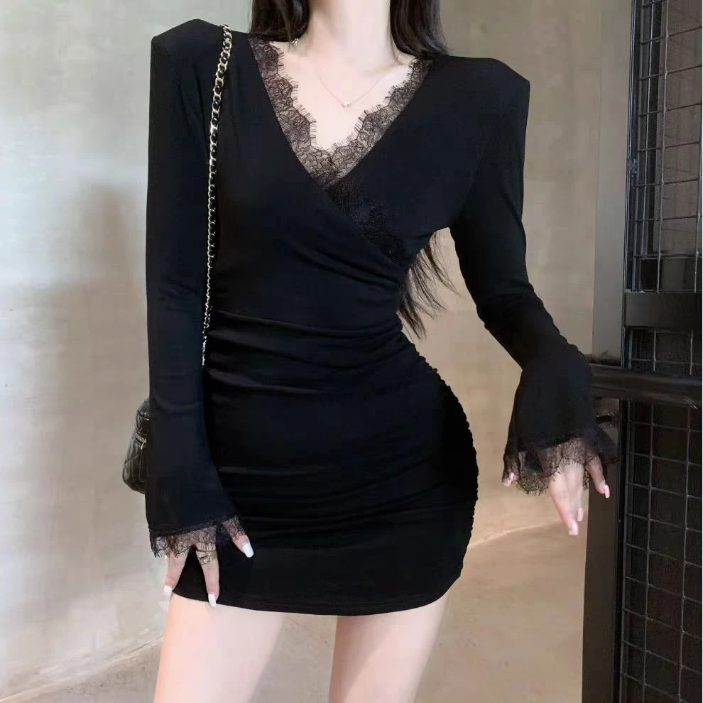 小香风蕾丝连衣裙女秋冬纯欲性感低胸V领包臀裙打底内搭裙子