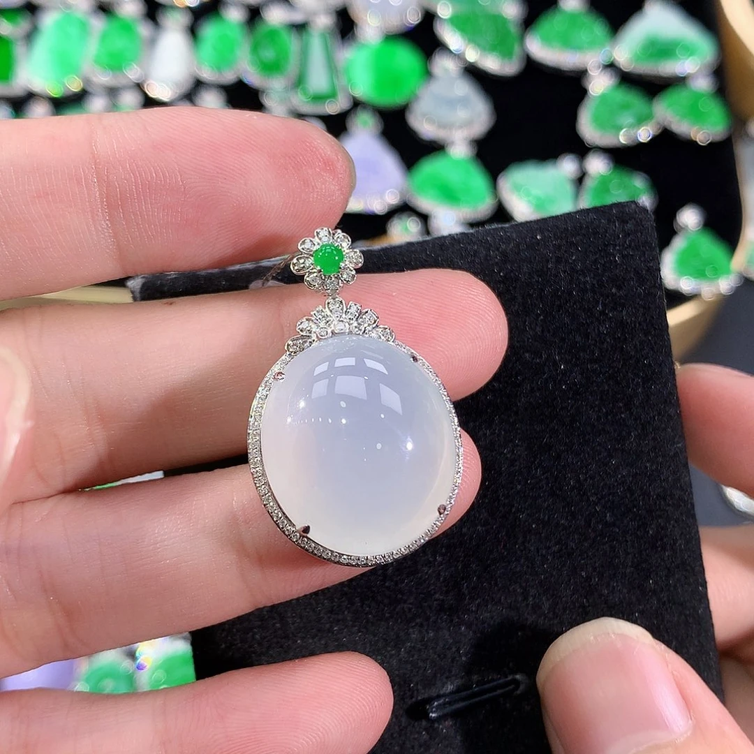 翡翠18K金镶嵌颈饰