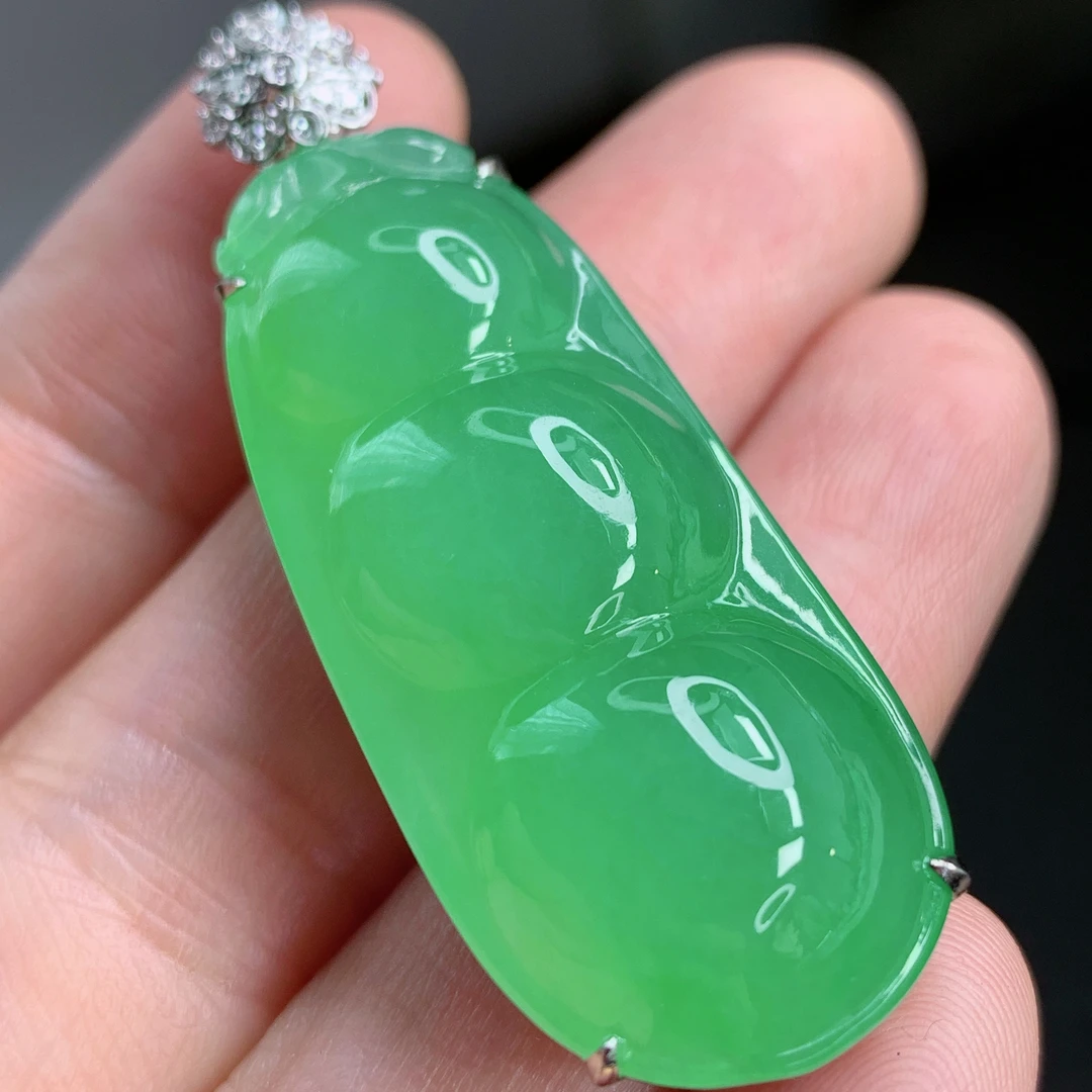 天然缅甸A货翡翠冰种满绿福豆镶嵌18K金吊坠绿色精美气质时尚01