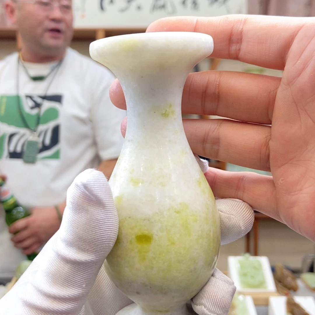 蛇纹石玉未镶嵌花瓶（多样性发一件