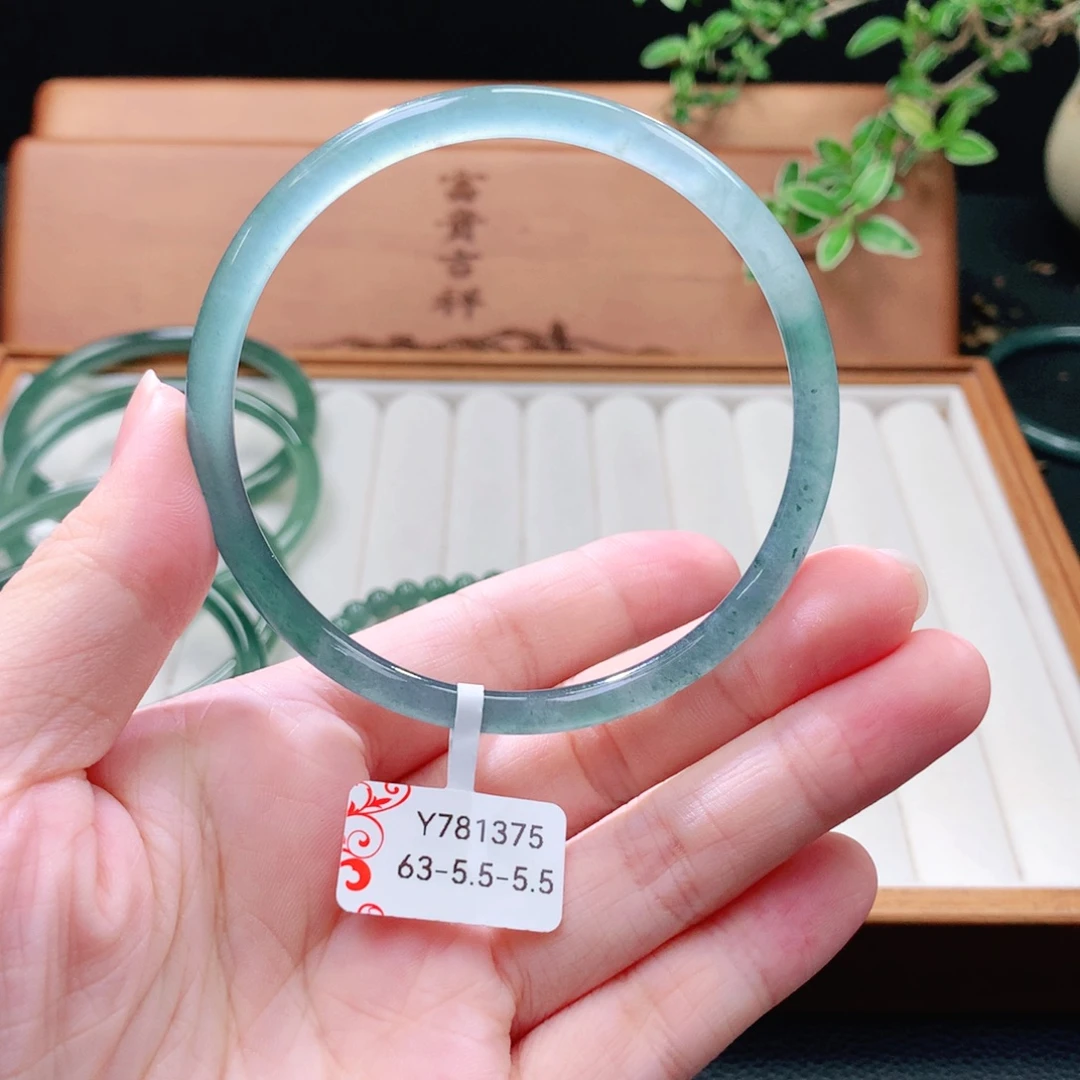 翡翠未镶嵌手镯（圆镯）