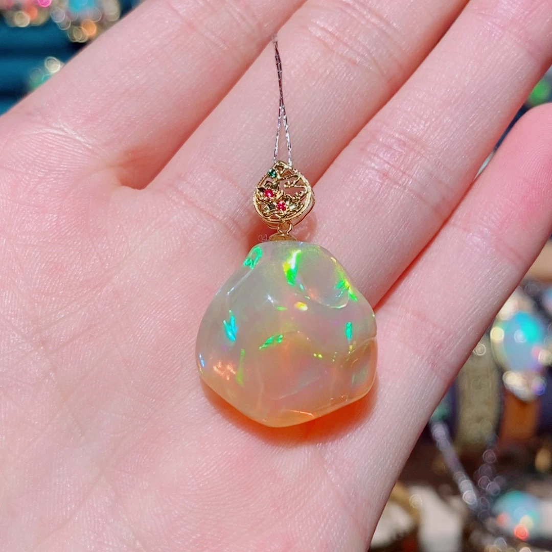 欧泊18K金镶嵌欧泊吊坠